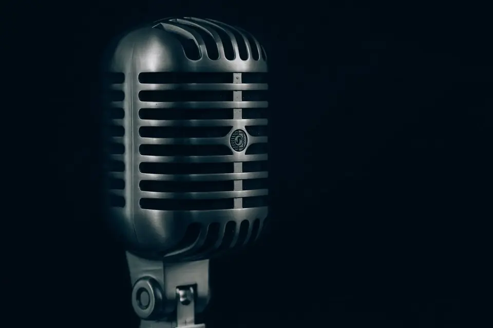 Microphone ancien chromé sur fond bleu nuit